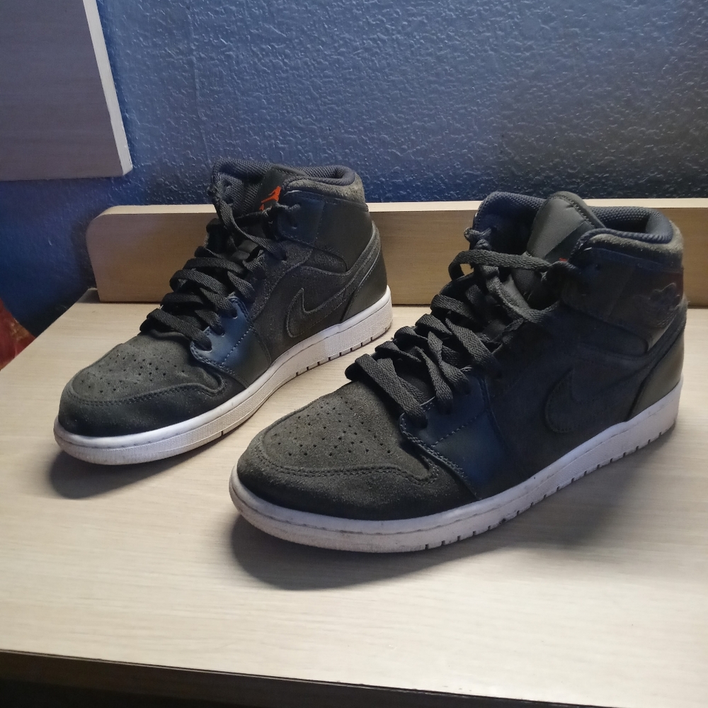 EUC Jordan 1 Mid Olive Men Sz 9